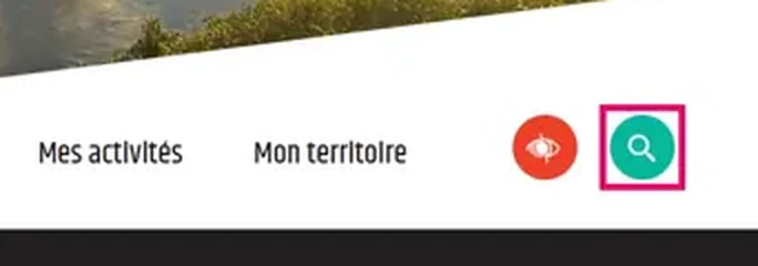 Capture du menu d’un site de mairie : le bouton de recherche, une loupe, est entouré en rose.